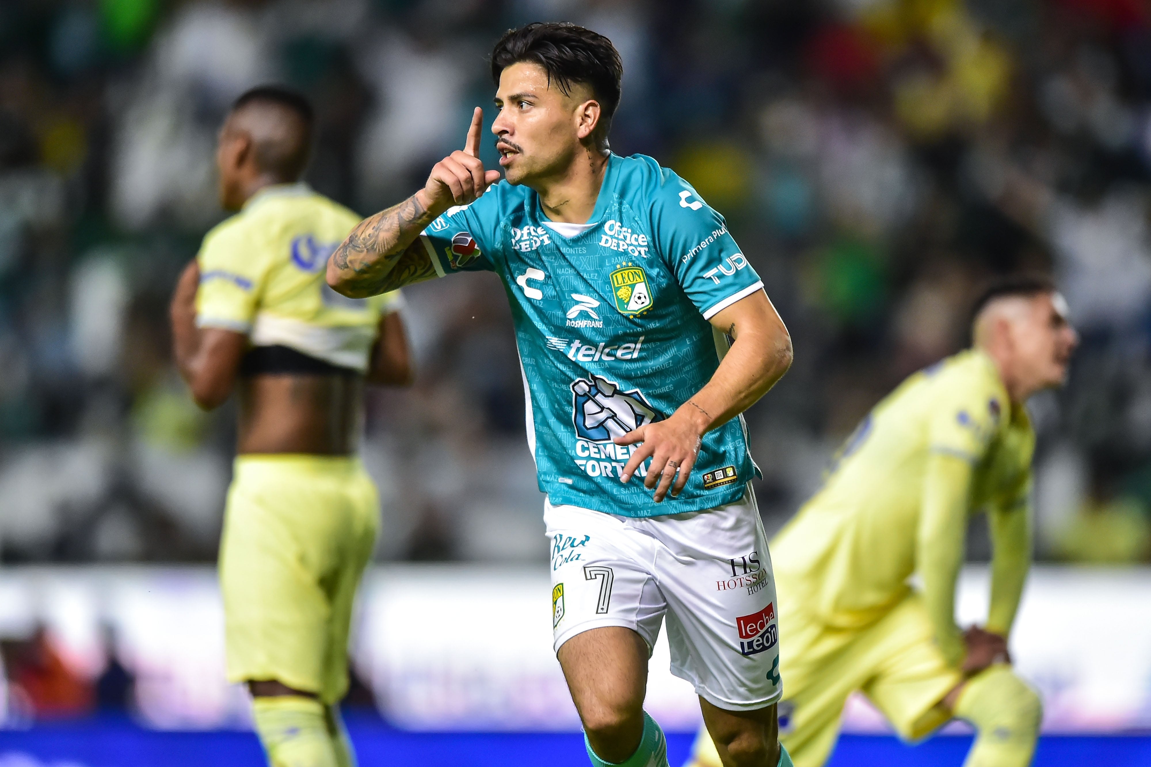Víctor Dávila en partido ante América.