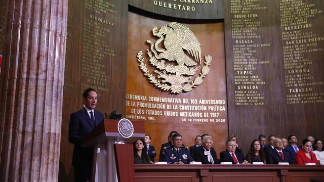 Durante su discurso por la conmemoración de la promulgación de la Constitución Mexicana, el gobernador Francisco Domínguez Servién.