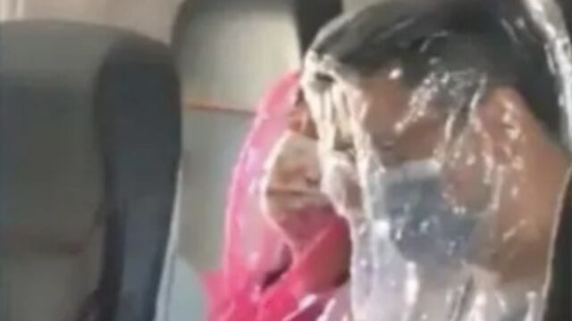 Pareja envuelta en plástico por coronavirus.