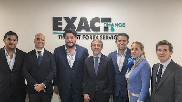 Juan Antonio Pérez Simón, CEO de Bankaool; Samuel Chaves, vicepresidente del Consejo; y Gonzalo Rodríguez, director general de Maccorp, encabezan acuerdo.