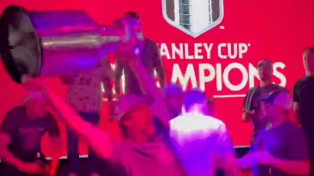 Jugador de hockey sufrió brutal caída con todo y trofeo