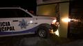 Intentan secuestrar a policías con todo y patrulla; chocan contra casa
