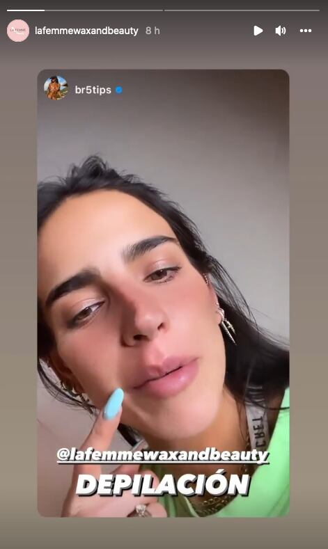Bárbara de Regil se quita el bigote.