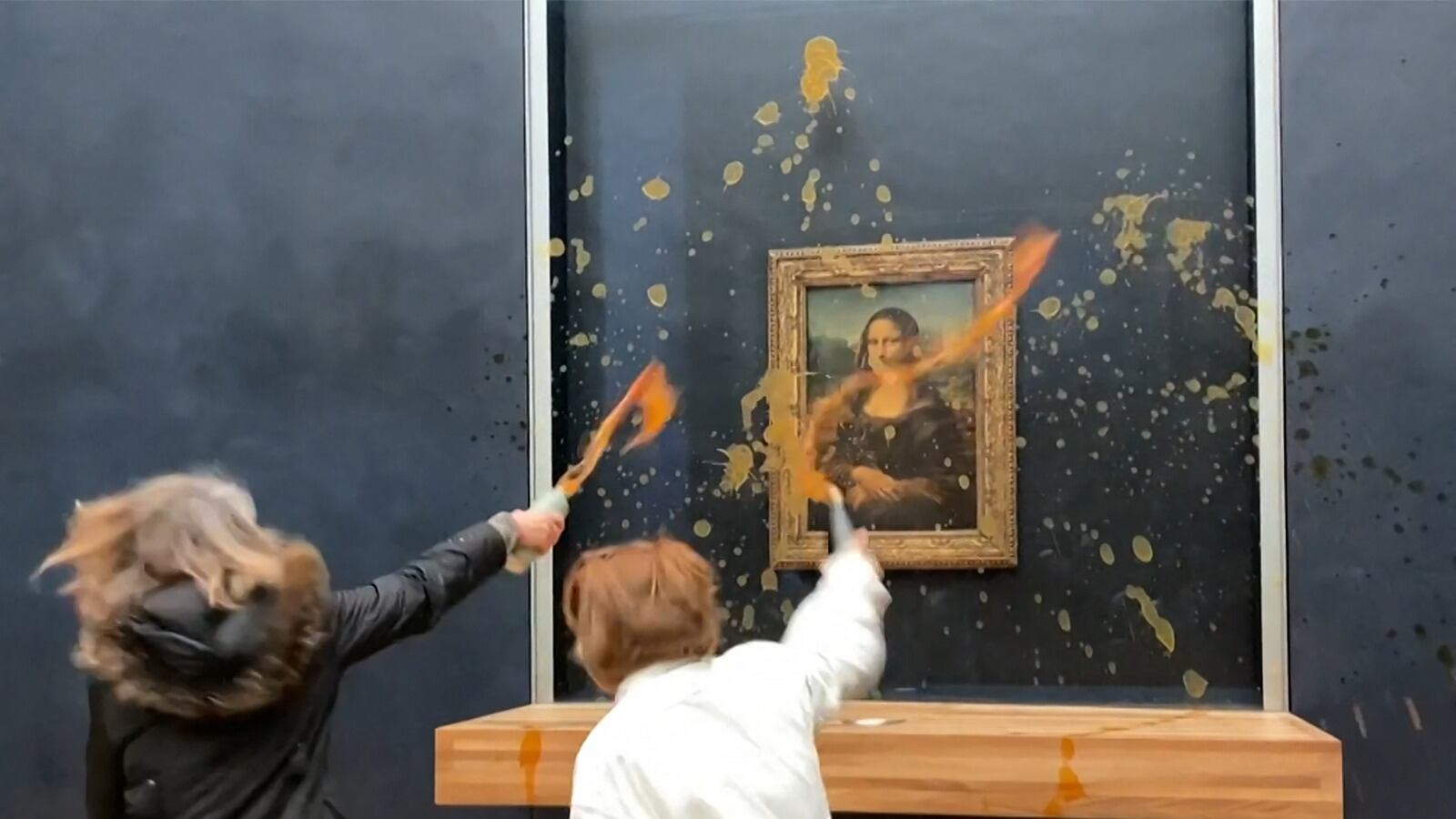 Mona Lisa: Activistas lanzan sopa contra cuadro en el Museo del Louvre