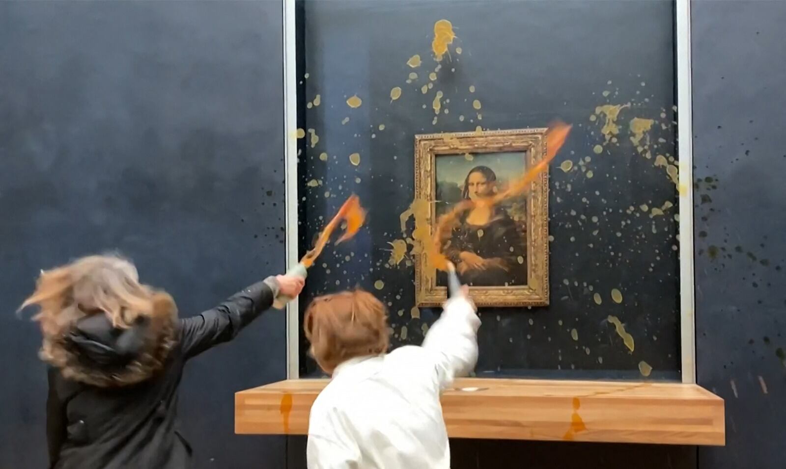 Mona Lisa es atacada con sopa por activistas