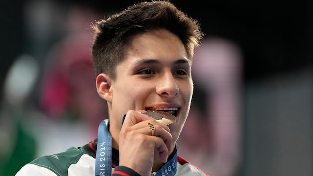 Osmar Olvera con su medalla de Bronce
