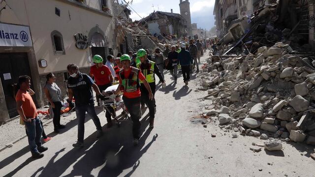 Escombros en Italia tras sismo. Víctimas mortales.