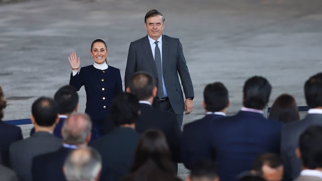 Claudia Sheinbaum, presidenta de México, llega al Museo de Antropología acompañada del secretario de Economía, Marcelo Ebrard, para presentar el Plan México