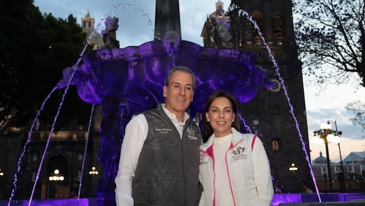 Pepe Chedraui encabeza iluminación simbólica por el Día de la Mujer