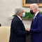 AMLO le presume a Joe Biden que la gasolina en México es más barata, en su cara