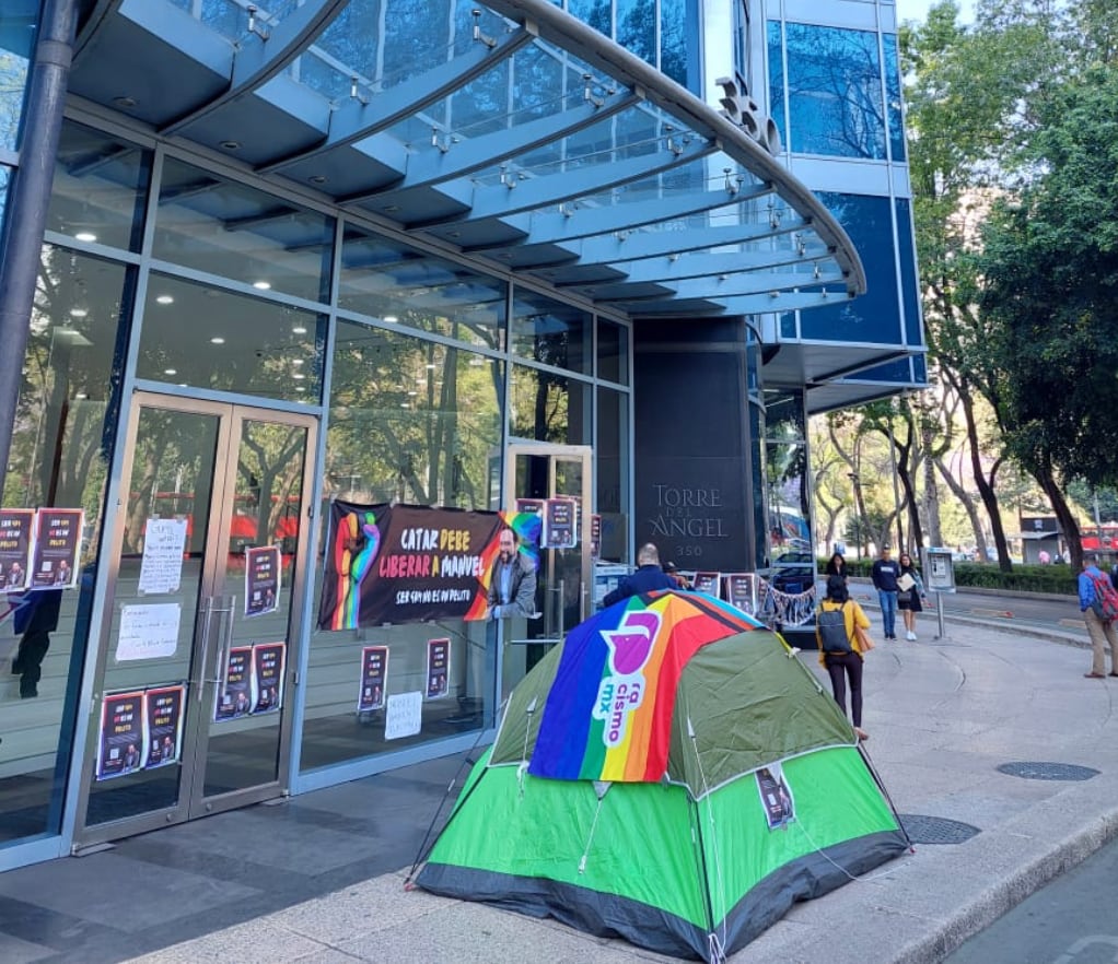 Plantón temporal instalado por Enrique Guerrero y el Comité por la Liberación de Manuel Guerrero frente a la Embajada del Reino Unido en México