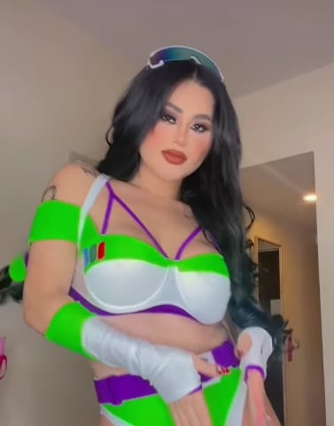 Gomita le copió el disfraz a Karely Ruiz y lució espectacular