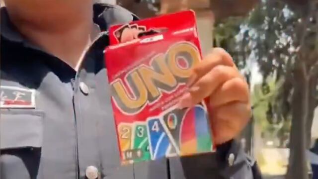 Policías de Toluca detienen a jóvenes por jugar UNO en la calle