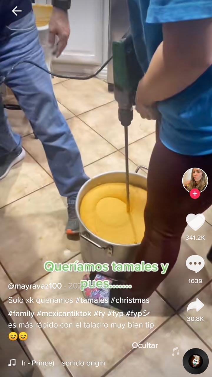 Familia prepara tamales con un taladro