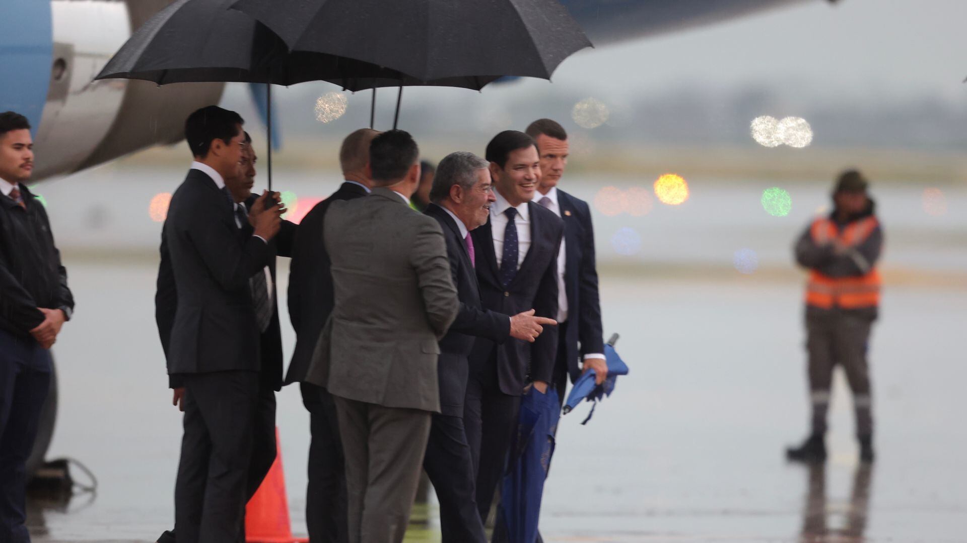 Marco Rubio queda atrapado en tráfico por lluvia en la autopista México-Pachuca