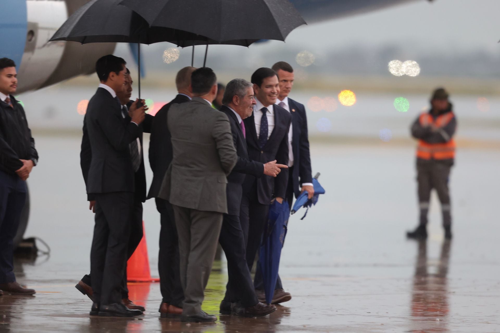 Marco Rubio fue recibido por el canciller Juan Ramón de la Fuente en el Aeropuerto Internacional Felipe Ángeles.