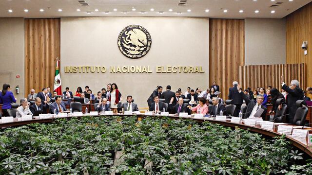 Sesión del INE. App para recabar firmas.