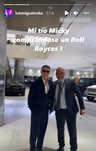 Luis Miguel en agencia de autos de lujo.