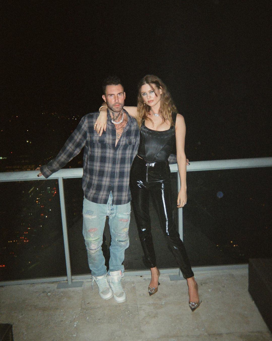 Behati Prinsloo y Adam Levine