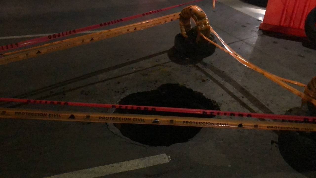 Se registra caos vial por socavón cerca del Autódromo Hermanos Rodríguez
