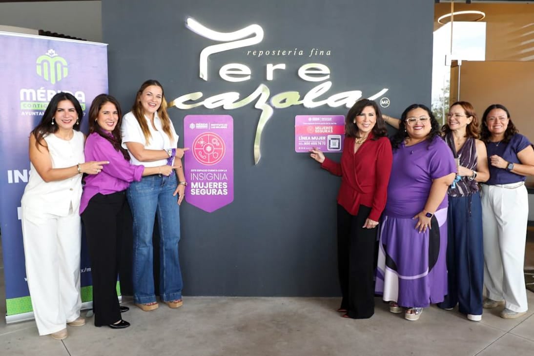 Cecilia Patrón entrega "Insignias Mujeres Seguras".