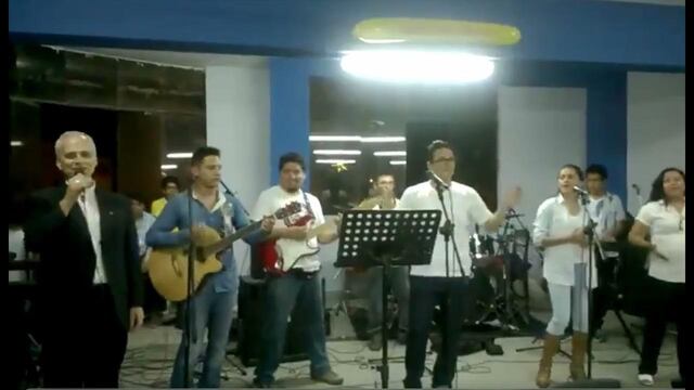 VIDEO: Robert Prevost cantando Feliz Navidad en Perú muchos años antes de volverse el papa León XIV