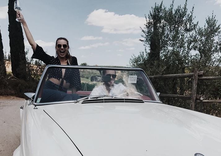 Tom Ackerley y Margot Robbie