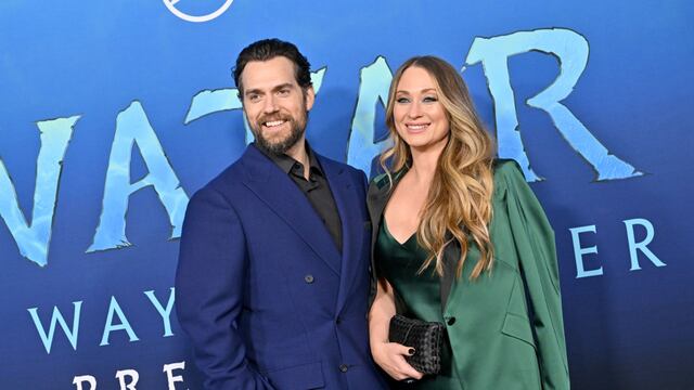Henry Cavill y Natalie Viscuso en la premiere de Avatar 2: El camino del agua