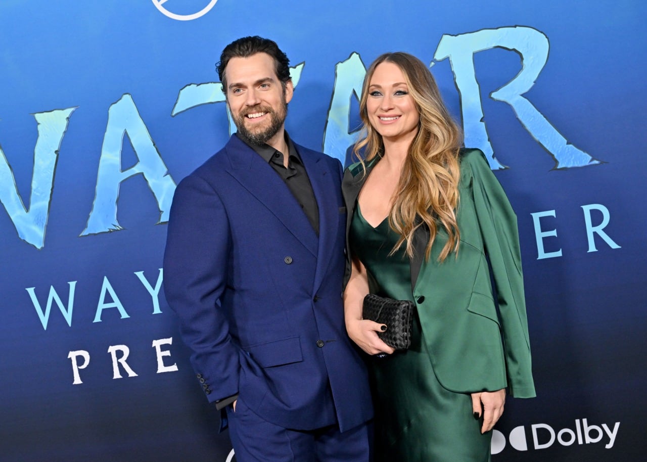 Henry Cavill y Natalie Viscuso en la premiere de Avatar 2: El camino del agua
