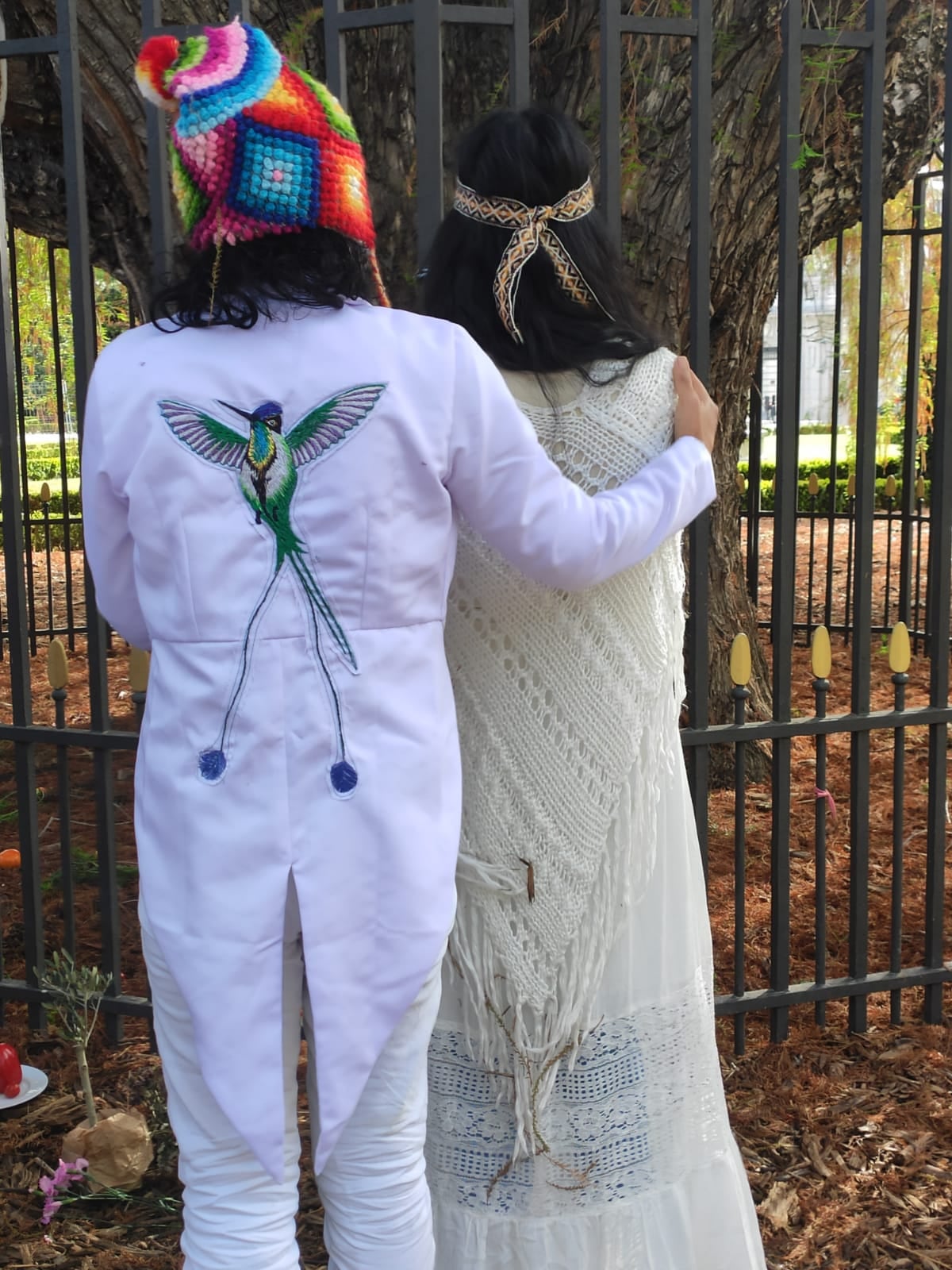 Ambientalista se casa con un árbol