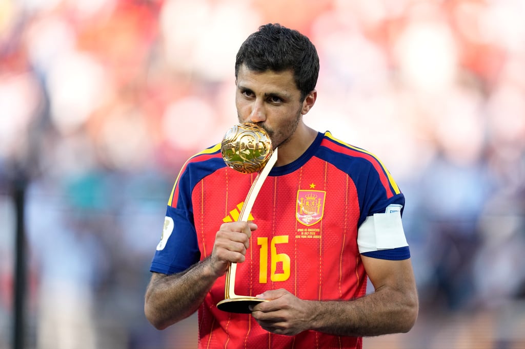 Sheinbaum entregó el Balón de Oro del Mundial 2026 a Rodri Hernández