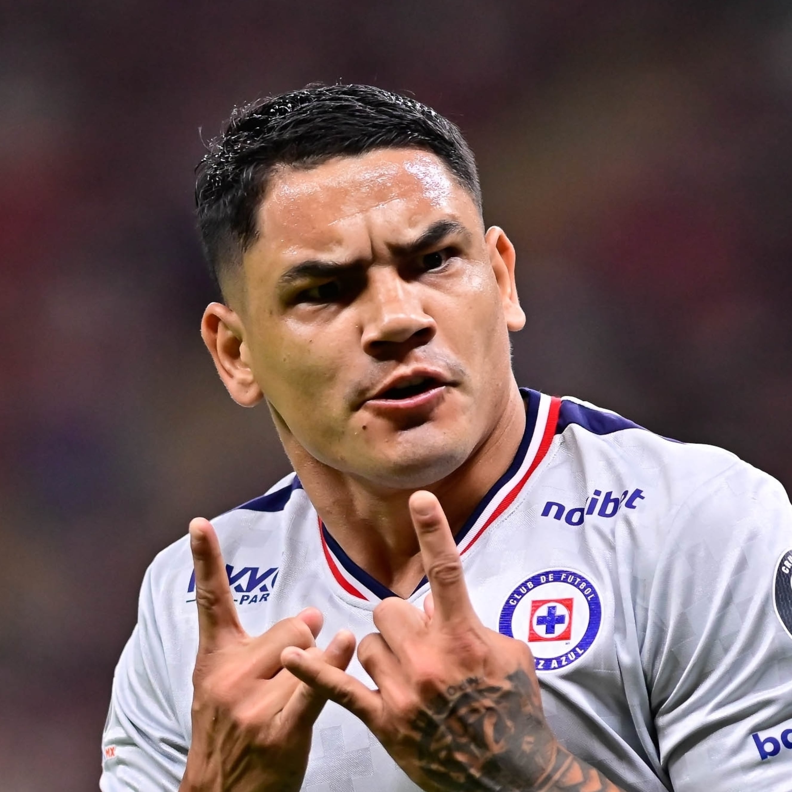 Una vez más el arbitraje fue factor en derrota de Chivas: La descarada mano del Toro Fernández que ni el VAR advirtió
