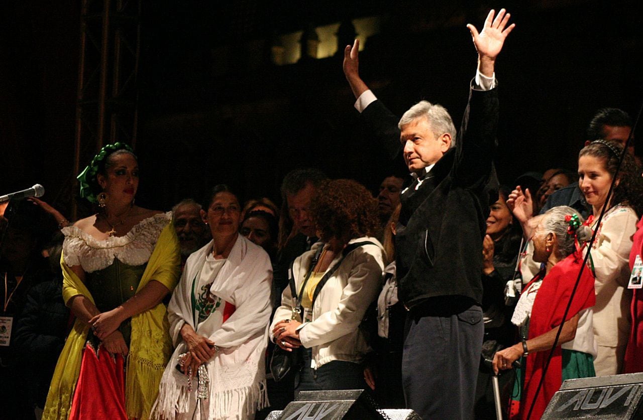 AMLO en el Grito de Independencia en el Zócalo capitalino en 2006