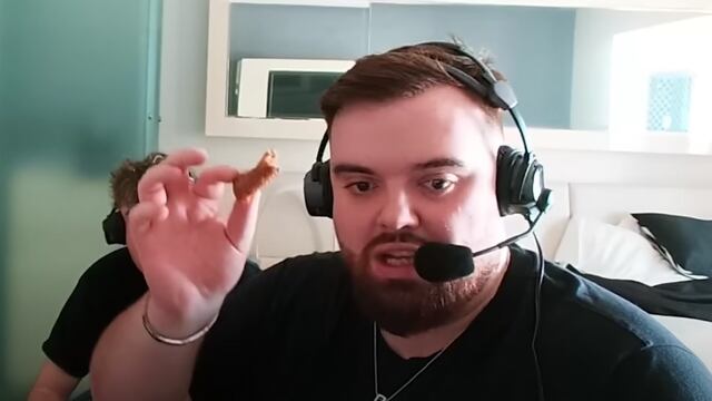 Ibai Llanos comiendo dulces