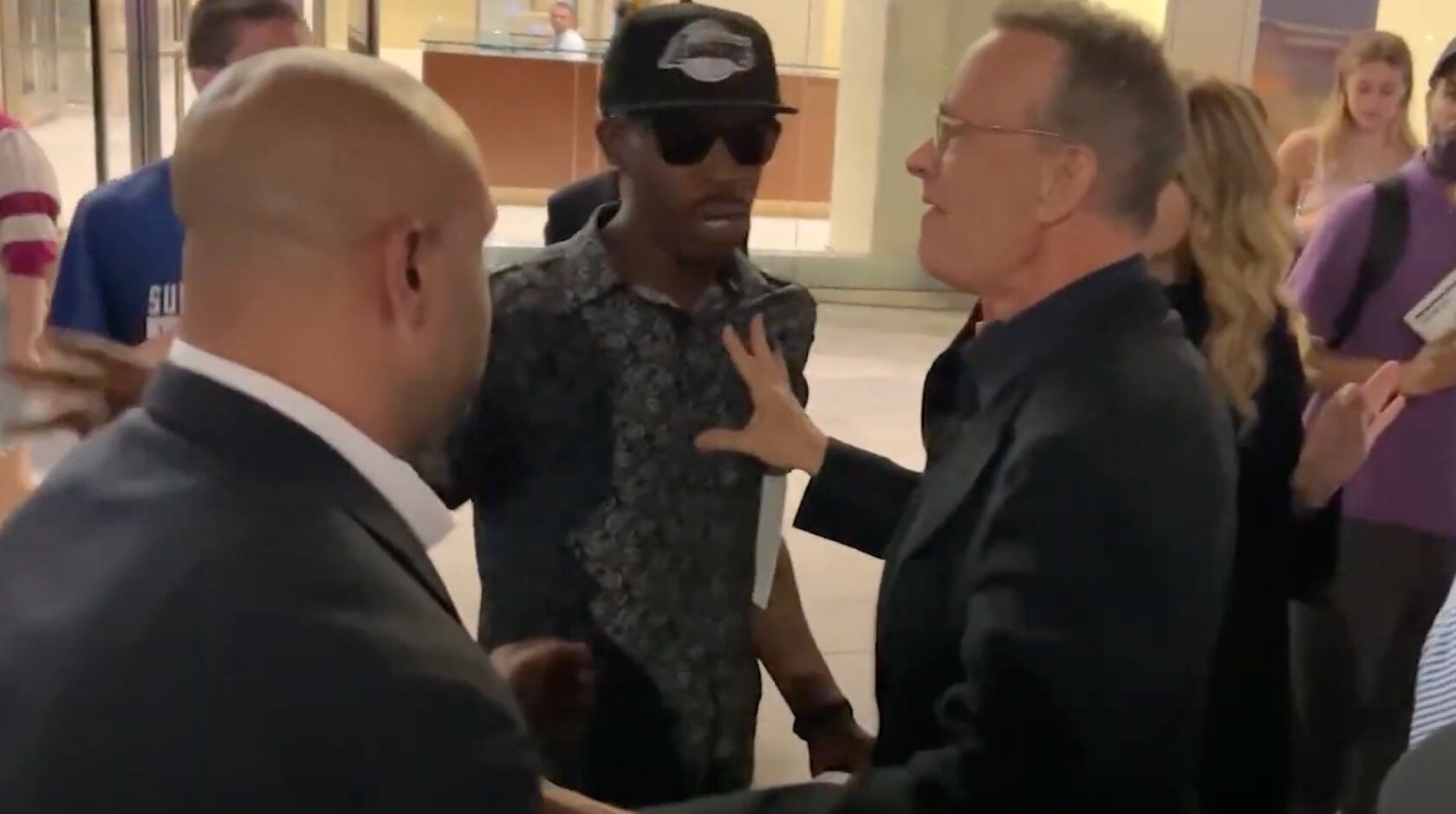 Tom Hanks les grita a sus fans por empujar a su esposa