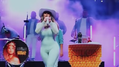 A Chiquis Rivera le vibró ‘algo’ en concierto