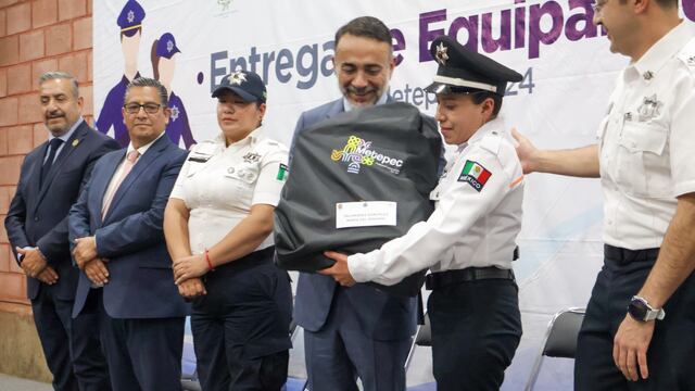 Fernando Flores entrega equipo a trabajadores de Metepec