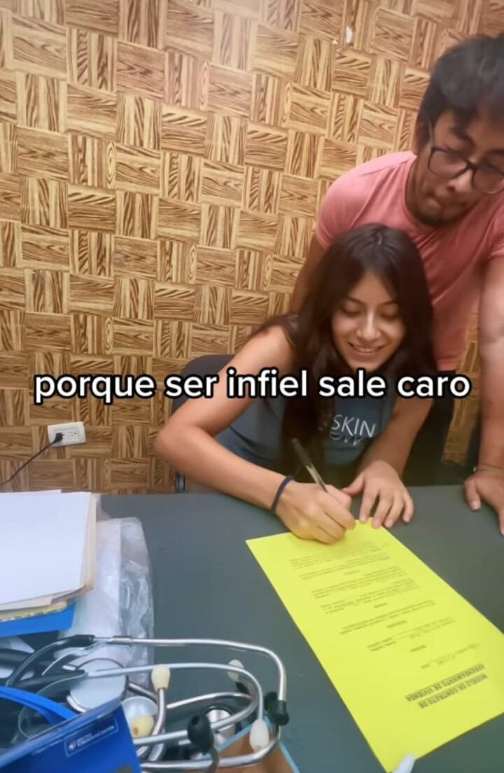 Novios firmando contrato por si deciden ser infieles