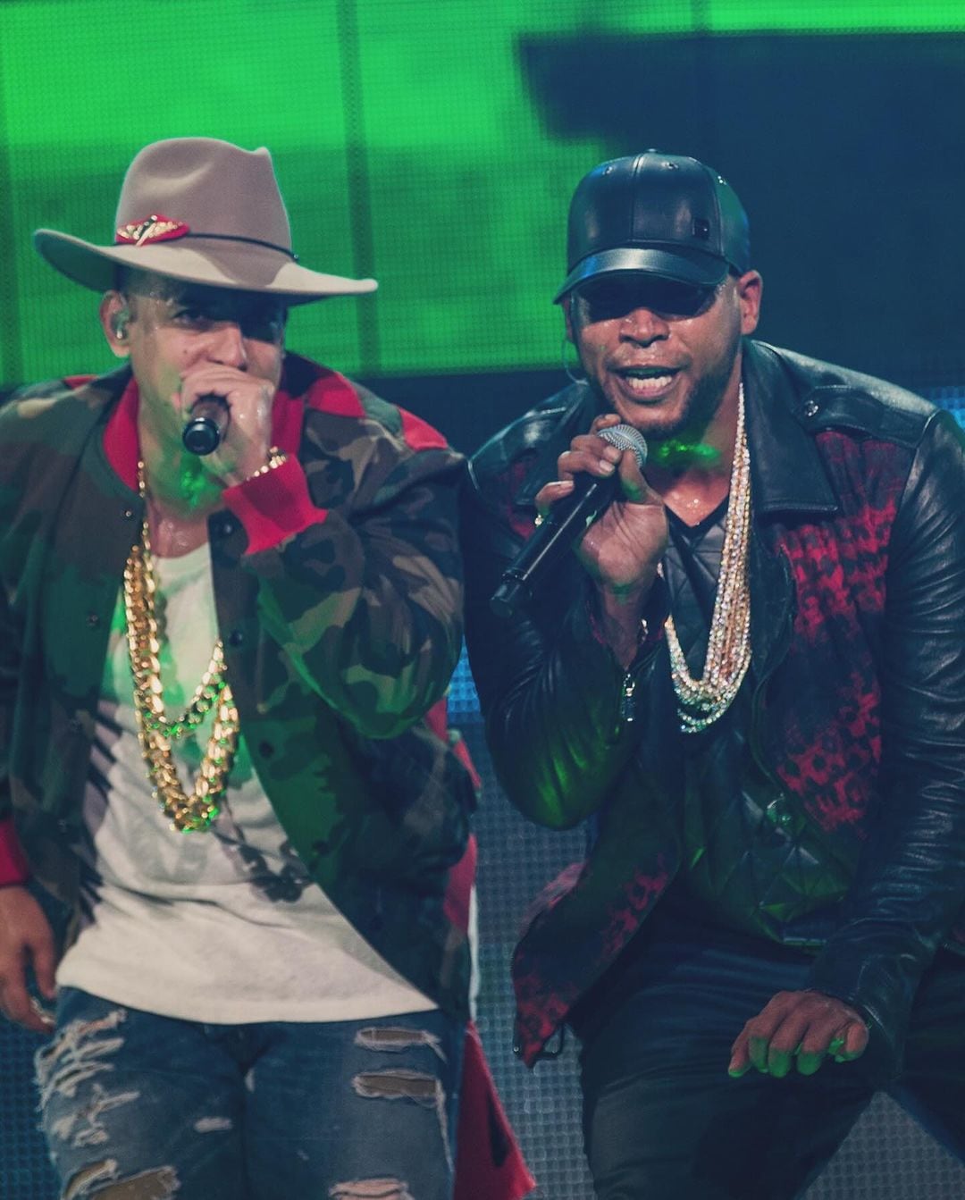 Daddy Yankee y Don Omar cantando juntos.