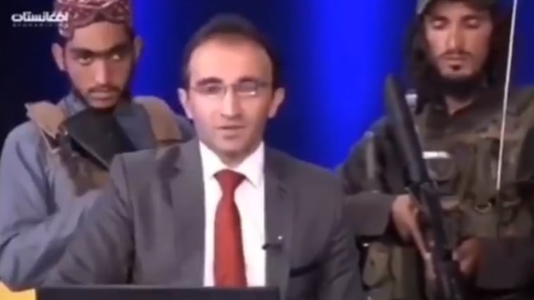 Rodeado de talibanes armados, periodista afgano pide no tener miedo