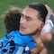 El video de Darwin Núñez protegiendo a su hijo tras pelea con fans de Colombia
