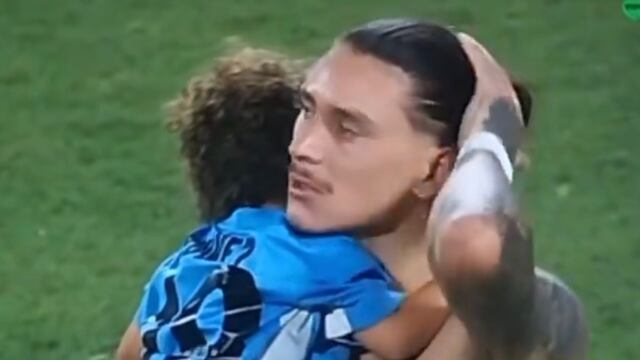 Darwin Núñez da consuelo a su hijo tras la pelea campal con fans de Colombia