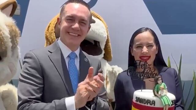 Por su cumpleaños, sorprendieron a Sandra Cuevas con un "te queremos mucho".