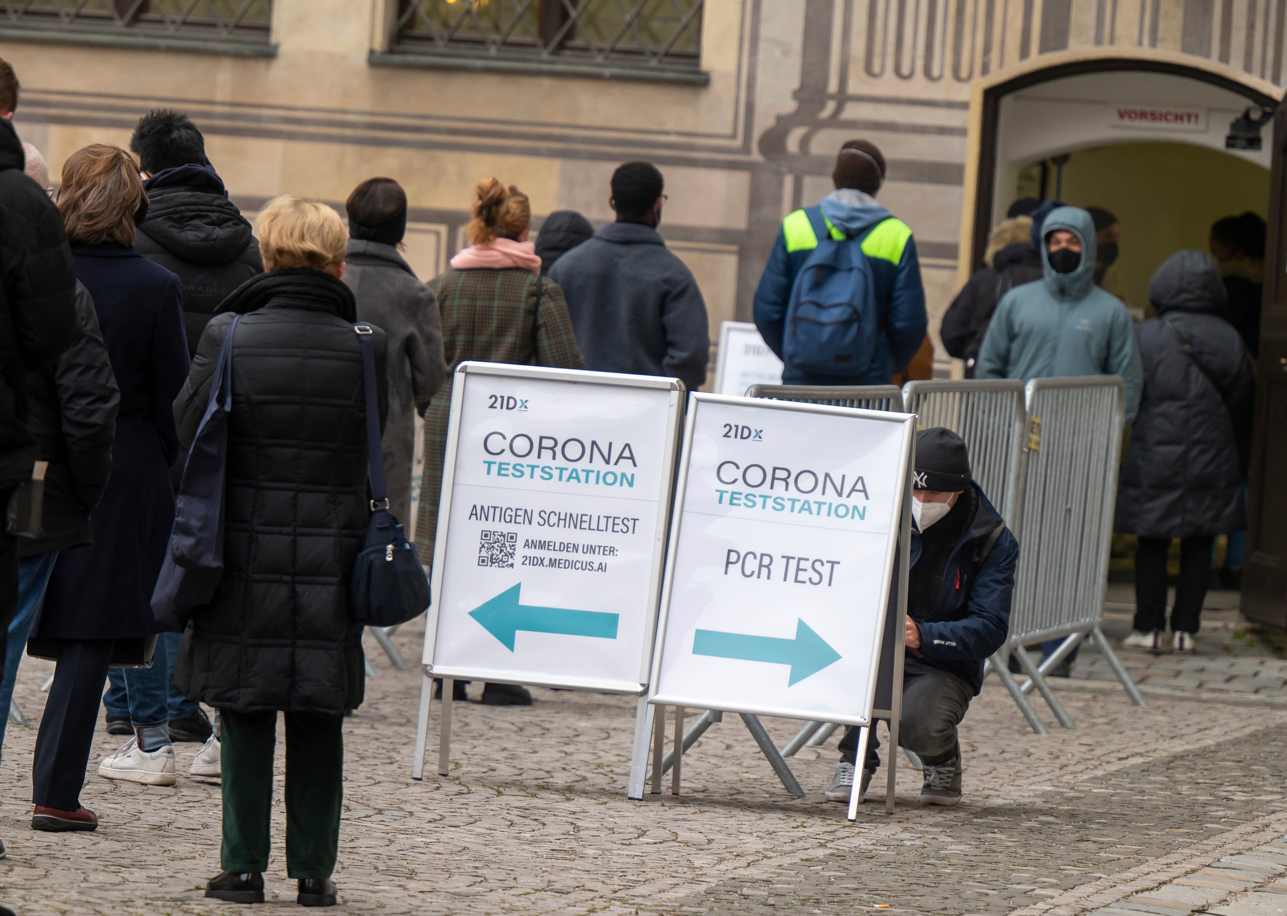 Reino Unido endurece medidas de prevención contra nueva variante de Covid-19