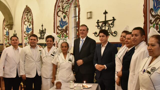 Marcelo Ebrard le quiere llegar a los chavos; presume foto con Christian Burgos