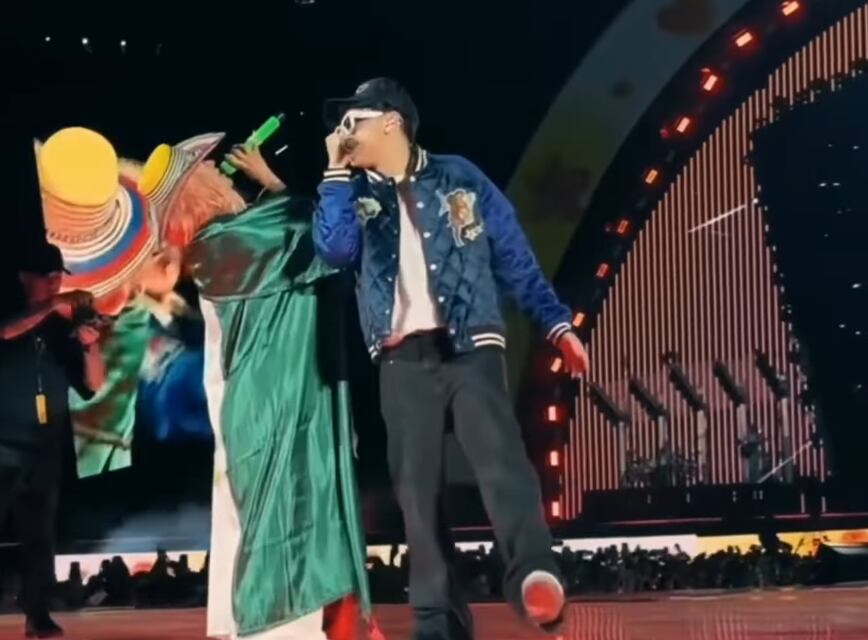 Karol G y Xavi cantando en dueto en México.