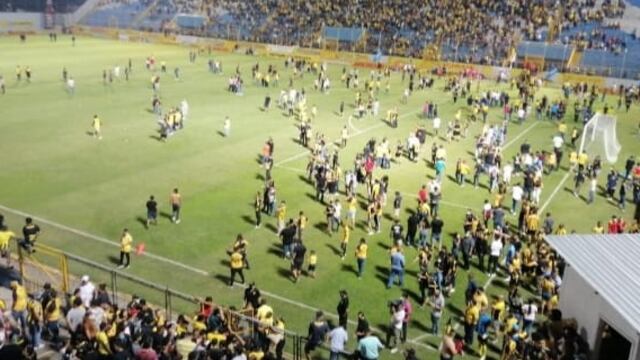 Violencia en el futbol: Grave pelea entre barras en el Clásico de Honduras