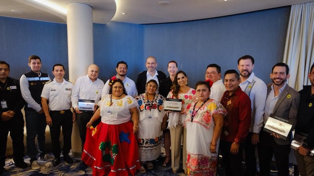 Mara Lezama da la bienvenida a crucero Celebrity Xcel en Cozumel.
