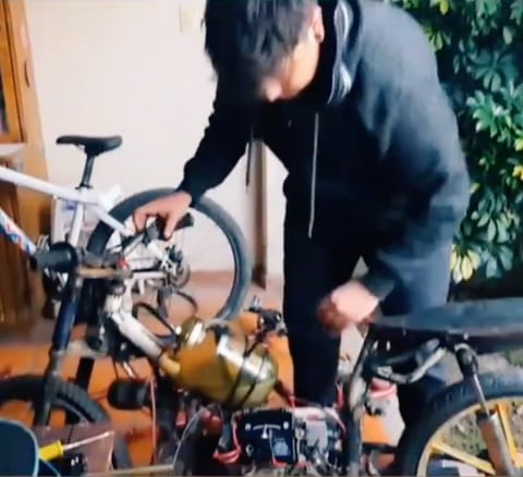 Joven diseña moto que funciona con agua salada