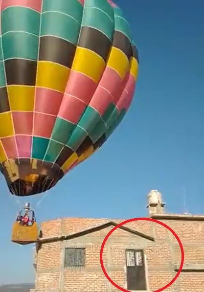 Puerta negra en casa de León.